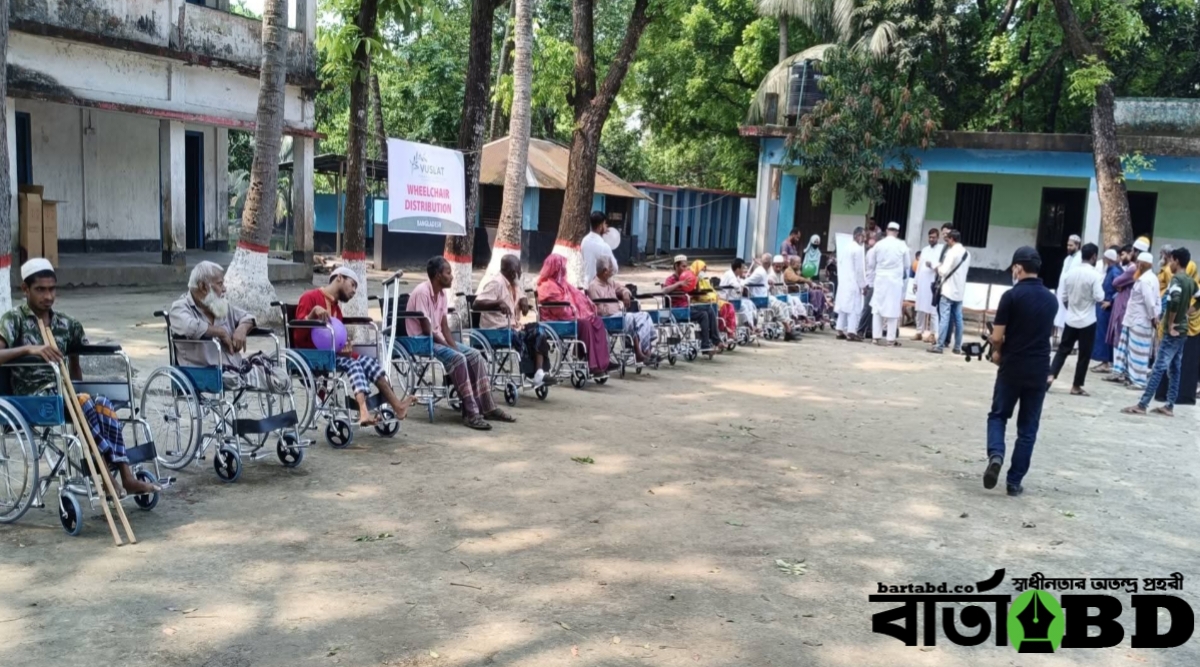 কালীগঞ্জে অসুস্থ ও প্রতিবন্ধীদের হুইলচেয়ার বিতরণ