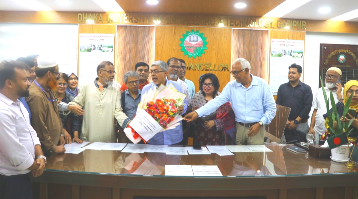 ডুয়েটের নতুন উপাচার্য ড. মোহাম্মদ ইকবালকে ফুলেল শুভেচ্ছা