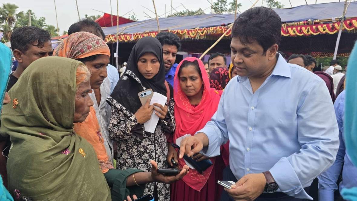 গাজীপুরের অরণ্যঘেরা গ্রামে পৌঁছাল ফ্যামিলি কার্ড : উচ্ছ্বসিত নারী উপকারভোগীরা