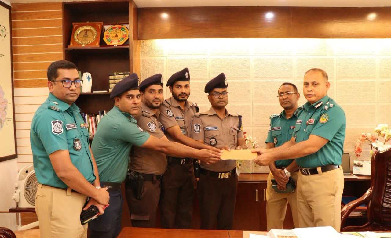 বিদেশি পিস্তল উদ্ধার অভিযানে সফলতা: পুরস্কৃত সদর থানা পুলিশের টিম