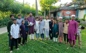 শিক্ষার্থীদের মাঝে খেলার সামগ্রী বিতরণ করছেন পৌর মেয়র পদপ্রার্থী হাছিবুল হাসান হাসিব।
