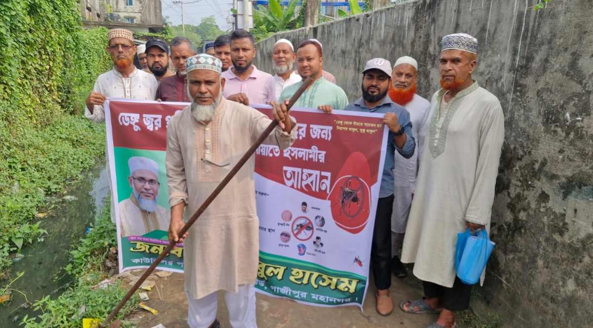 ডেঙ্গু প্রতিরোধে পরিচ্ছন্নতার বার্তা নিয়ে এলাকায় আবুল হাসেম